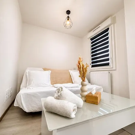 Cozy With Terrace Apartman